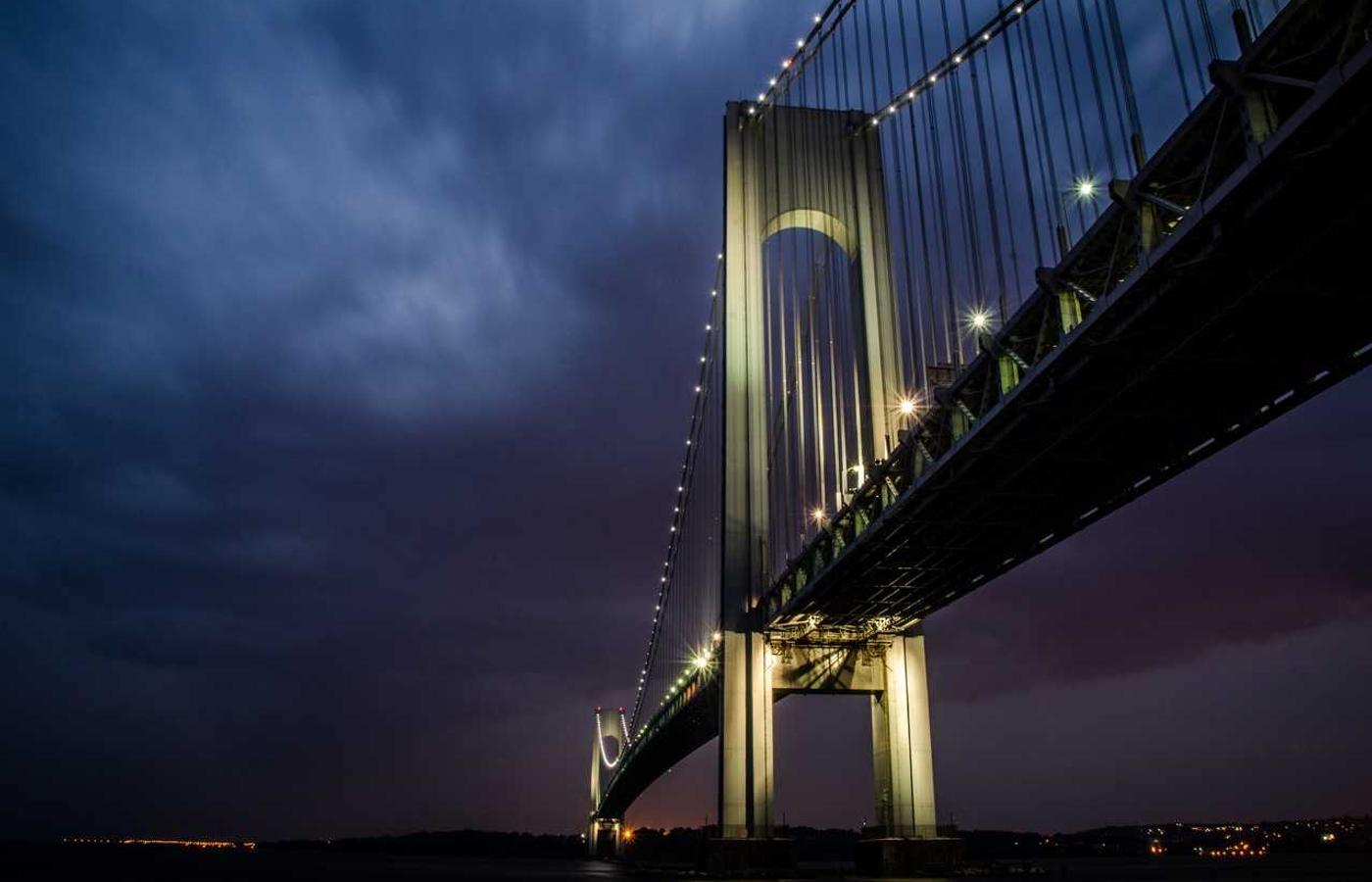 Combină agricolă recoltând grâu