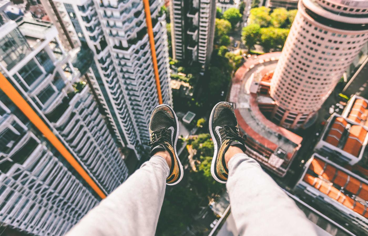 Echipa AgroLink Monitor discutând strategii în fața unei hărți digitale