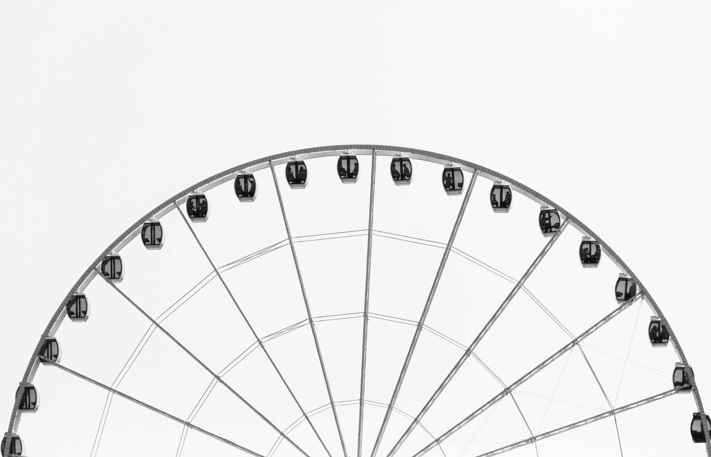 Dronă agricolă zburând deasupra unui câmp